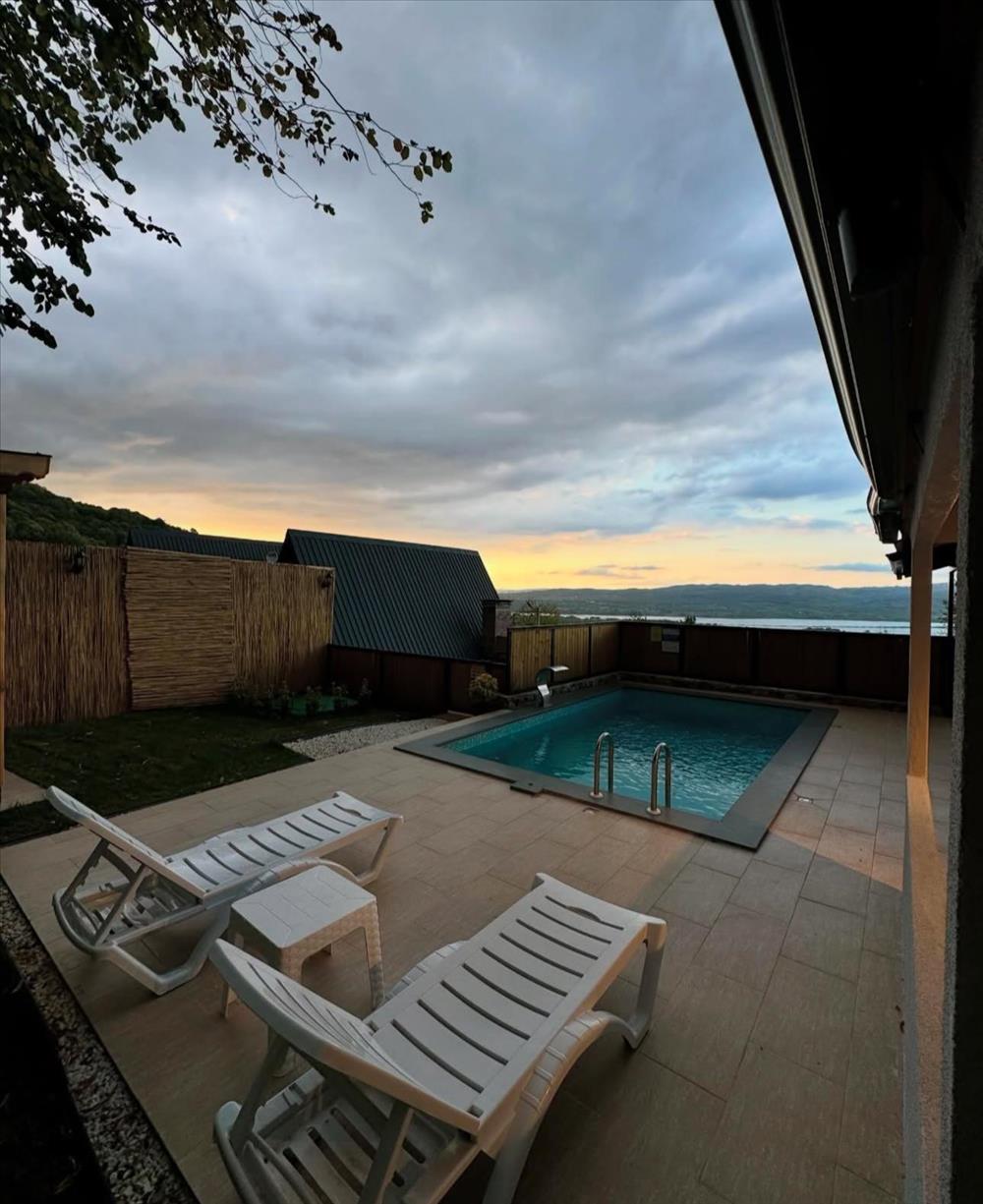 listing card gallery