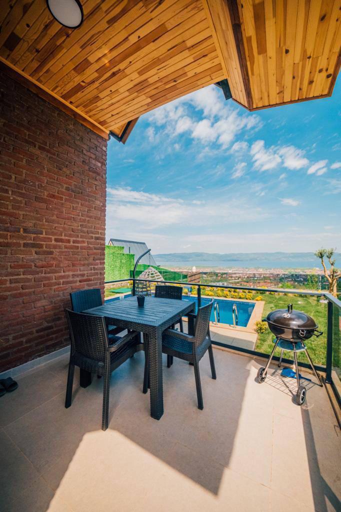 listing card gallery