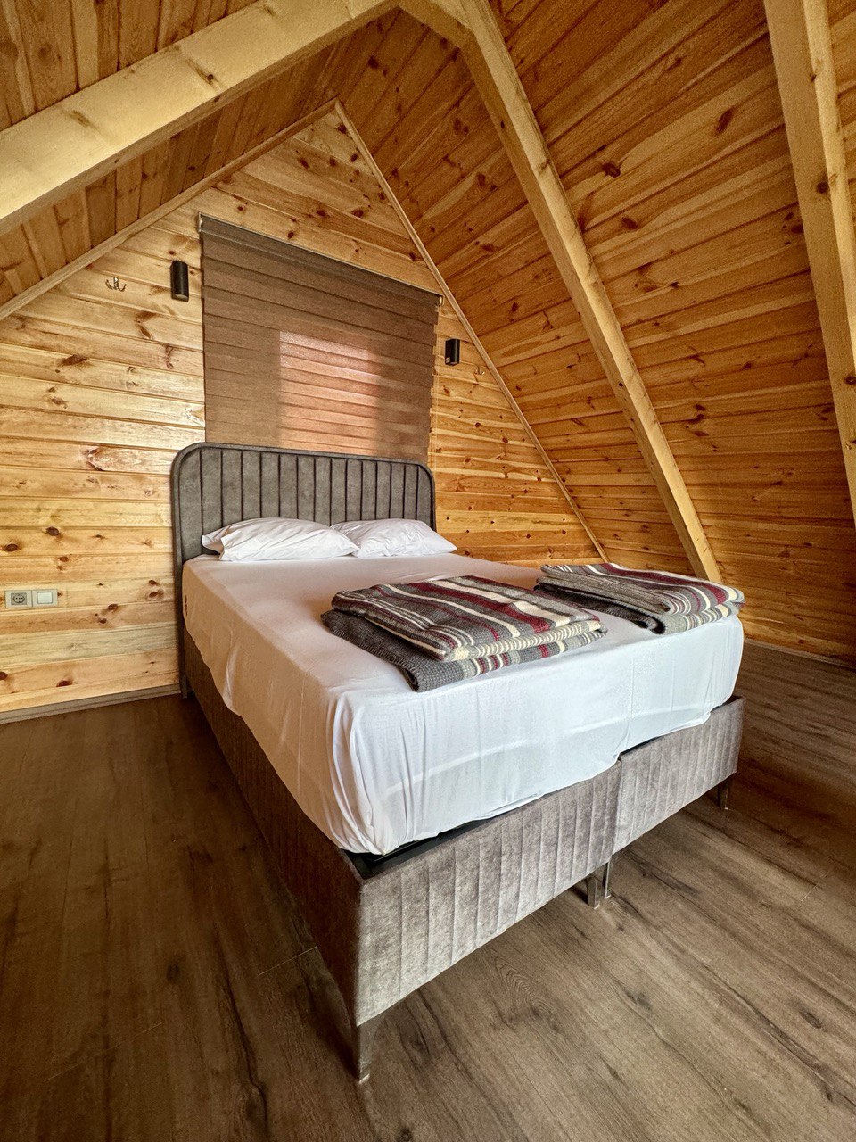 listing card gallery