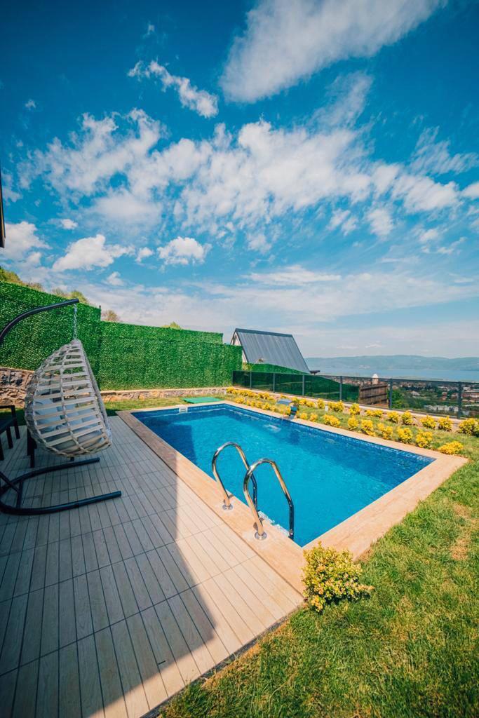 listing card gallery