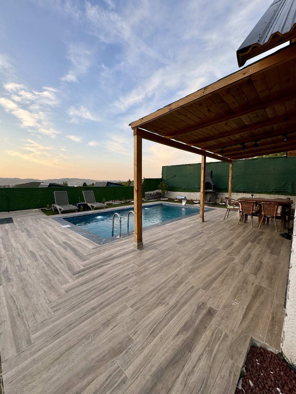 listing card gallery